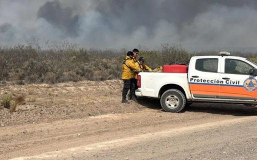 Intensifican el operativo para combatir incendios de campos cerca de Trelew