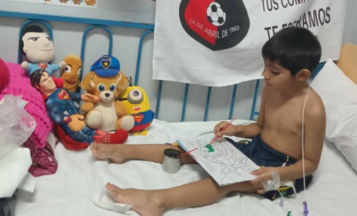 “Perdió fuerza y no podía caminar”: la mamá del niño comodorense internado en el Gutiérrez pide ayuda
