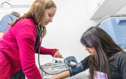 El tráiler de Salud comenzó a atender en la Plaza de la Escuela N°83
