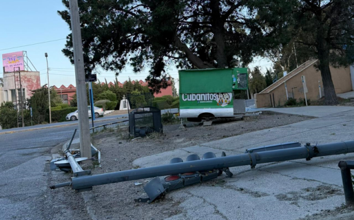 «Un desastre»: El viento derribó un semáforo en Km 3