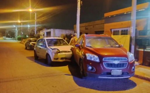 Se durmió mientras manejaba y chocó contra un auto estacionado