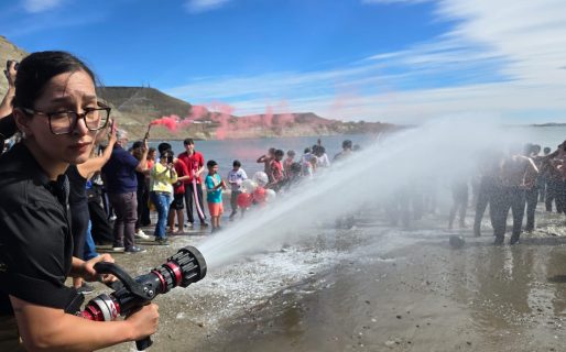 Bomberos Voluntarios  salen a buscar a los egresados para sus celebraciones a cambio de golosinas para Navidad