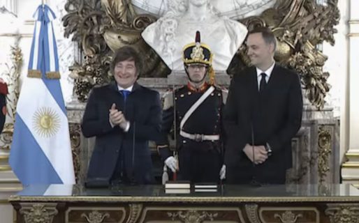 <strong>Javier Milei tomó juramento a Manuel Adorni como nuevo jefe de Gabinete: “Con todo eh” </strong>