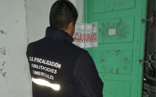 Clausuran una fiesta clandestina que terminó a los piedrazos