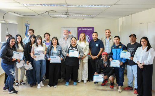 Comodoro Conocimiento y UOCRA entregaron certificaciones en colocación de adoquines