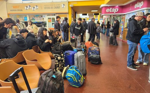 Por un error de la aerolínea, alumnos del Savio y Dean Funes viajarán en colectivo al Modelo de la ONU