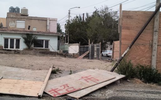 El viento derribó parte del cerramiento de una obra en Km 3