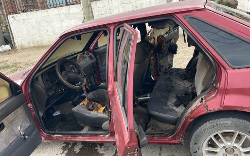 Un Ford Escort fue incendiado intencionalmente en la madrugada