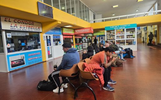 Cierre de rutas por alerta roja: alrededor de 50 pasajeros permanecen varados en la terminal