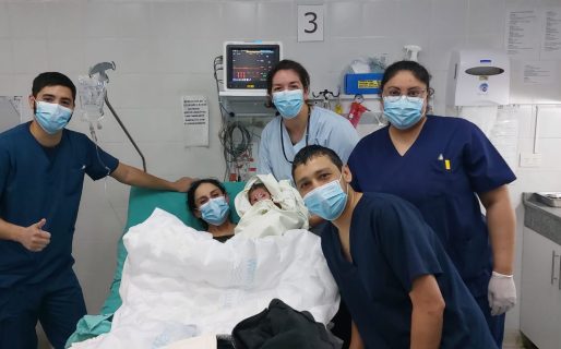 En plena alerta roja: una mujer dio a luz a su beba en el auto y fue asistida por enfermeros del Hospital Alvear