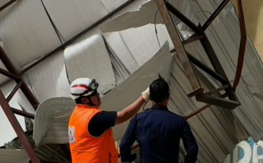 Defensa Civil interviene en la voladura del techo en un edificio de las 1008