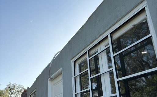 Perdió el techo por el temporal y ahora lucha  para reconstruir su casa