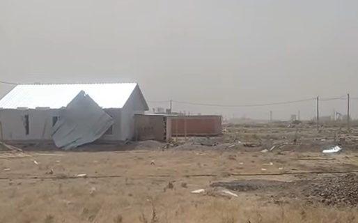 Les prometieron su casa en 90 días y seis meses después el viento la tiró abajo