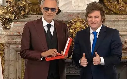 Andrea Bocelli fue condecorado por Javier Milei en el Salón Blanco de la Casa Rosada