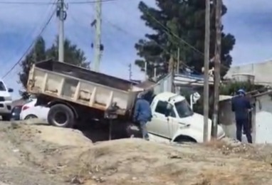 Un camión sin frenos chocó contra una casa y el conductor quedó atrapado