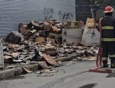 Se incendió un depósito de cartones y un auto tuvo que ser enfriado para evitar daños
