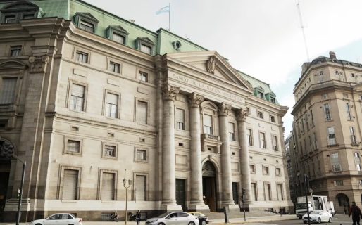 El Gobierno busca evitar la entrega de acciones de Aerolíneas y el Banco Nación a un fondo buitre