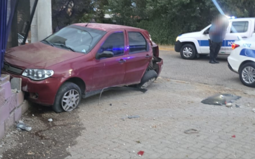 Un joven borracho y un menor protagonizaron un accidente tras robar el auto familiar