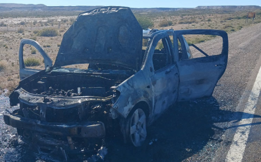 Viajaban desde Comodoro hacia Río Mayo y se les prendió fuego el auto