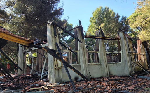 Fuego, pintadas satanistas y black metal: una capilla de Pehuen Co fue incendiada en Halloween