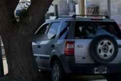 Perdió el control y terminó chocando con un árbol del boulevard de la Rivadavia