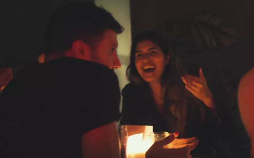 Un bar de Comodoro se suma a una nueva tendencia y ofrece «citas rápidas» para solteros