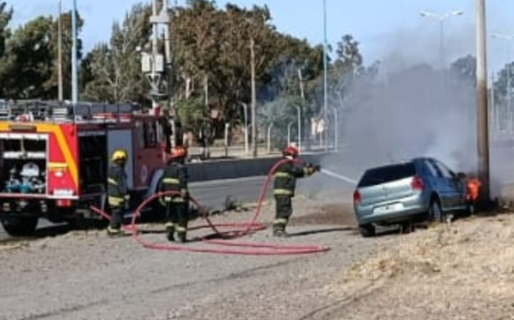 Por un derrame de combustible, un vehículo se incendió en plena calle