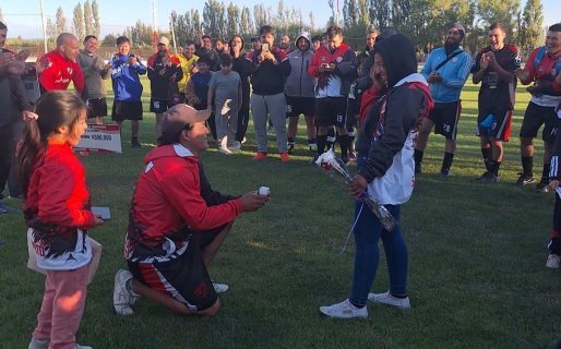 La sorprendió pidiéndole matrimonio en el club de sus amores