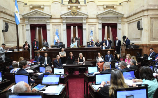 El kirchnerismo ajusta la estrategia para forzar una última sesión con una agenda incómoda para LLA