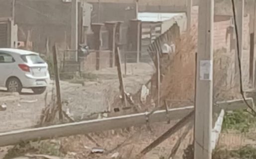 Temporal de viento en Comodoro: voladuras de techos y caída de postes en Fracción 14 y 15