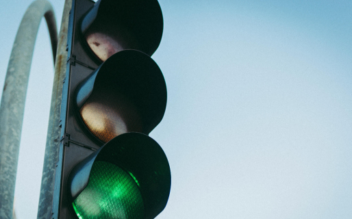 El viento arrancó un semáforo en Km 4 y piden refuerzos de Tránsito en horas pico