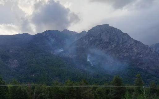 Contuvieron un 80% del incendio en Epuyén, pero advirtieron por la llegada de una “temporada complicada”