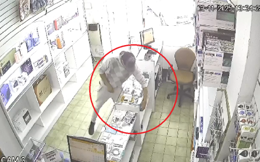 Otro robo más: ingresó a un negocio y se llevó un celular casi sin ser visto