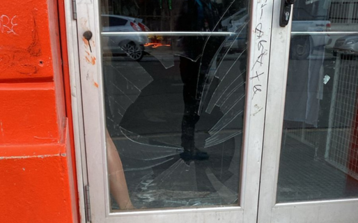 Una adolescente de 14 años pateó y rompió la vidriera de un paseo de compras