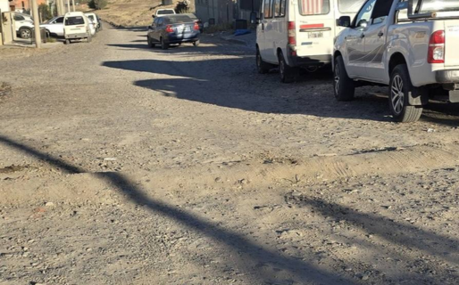 Cansados del exceso de velocidad, vecinos hicieron una loma de burro