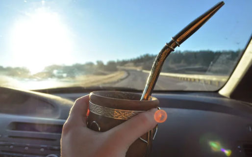 En una provincia te pueden multar con hasta $500 mil por manejar tomando mate