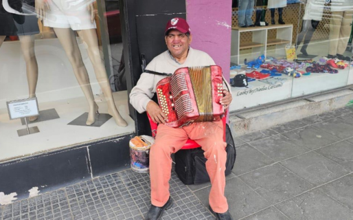 Oscar Quintonahuel, el músico no vidente que hace más de 15 años da vida a las calles del centro