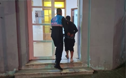 Arrojó una bicicleta desde un segundo piso y fue detenido al intentar huir en ella