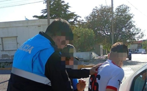 Retenía a su pareja a la fuerza en la vía pública y fue captado por las cámaras: terminó detenido