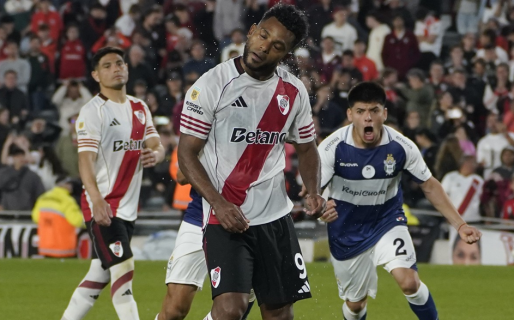 River perdió de local, erró un penal al último minuto y se retiró entre insultos y silbidos
