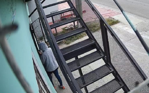 Pidió un vaso de agua y terminó robándole el celular a un adulto mayor