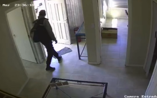 Robo en una agencia: esperó a que atendieran para ingresar a las oficinas y llevarse un celular