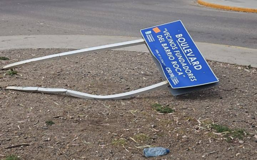 Conducía a velocidad, destruyó un cartel y despertó la indignación de los vecinos: “Mañana puede ser algo peor”