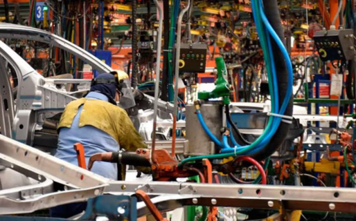 La UIA anticipó que la actividad industrial cayó en octubre y que aún se encuentra “estancada”