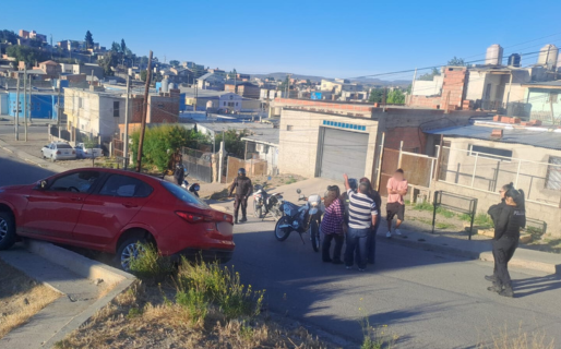 Conducía borracha y terminó sobre la vereda