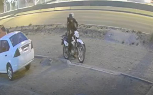 Inseguridad en Palazzo: se robaron una moto de un patio y quedaron grabados mientras huían