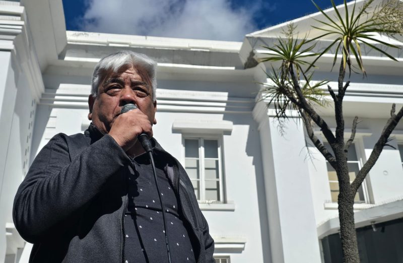 Petroleros izo una bandera negra tras la retirada de YPF de Comodoro: “Es la bandera de la vergüenza” 