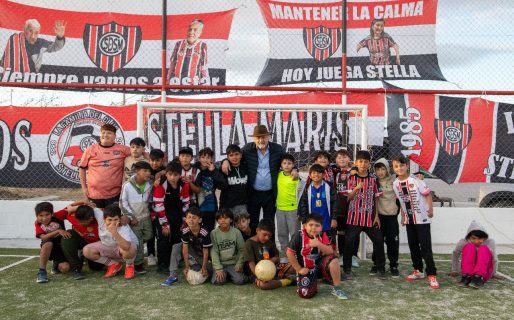 Othar inauguró el playón de césped sintético del Club Stella Maris