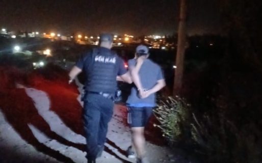 Caminaba por la calle, intentó meterse a una vivienda y descubrieron que tenía captura vigente