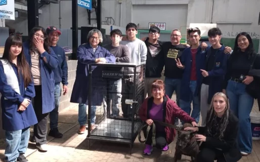 Alumnos de la ex ENET 2 entregaron una jaula trampa a una voluntaria animalista